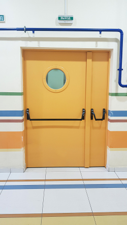 Фото Полуторные двери с антипаникой №94